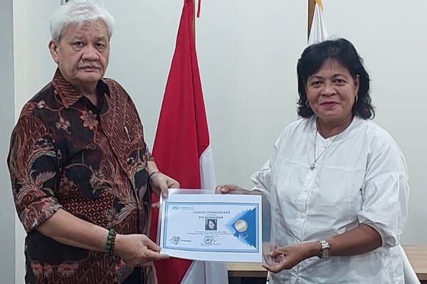 Dinilai Berintegritas, Jurnalis Senior Ambon, Eva Moenandar Raih Penghargaan dari Spektroom