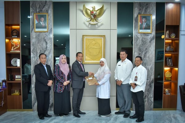 Pastikan Pemerintahan Lombok Barat Tetap Berjalan, Gubernur NTB Serahkan Radiogram Mendagri