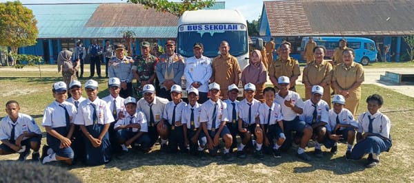 SMP Negeri I Tanah Merah Terima Bus Operasional Untuk Transportasi Siswa