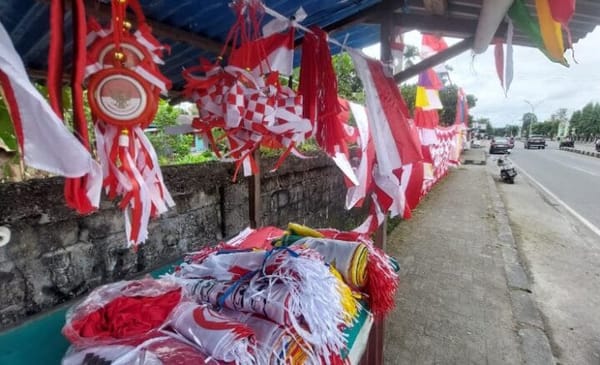Mengais Rejeki  Dihari Kemerdekaan RI: Pedagang Musimam di Mimika Jual Atribut Merah Putih