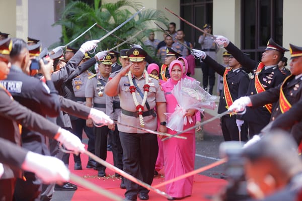Tradisi Pedang Pora Iringi Pelepasan Wakapolda Maluku
