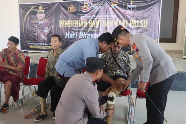 Polres Demak Berikan Bantuan Empat Kaki Palsu Kepada Penyandang Disabilitas