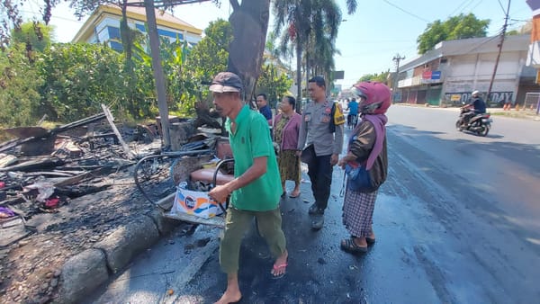 Kebakaran Melanda Bangunan Semi Permanen di Kawasan Eks Bioskop Merdeka Pekalongan