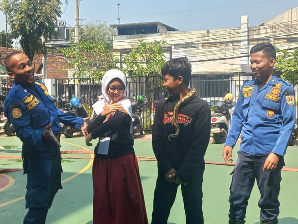 Serunya MPLS SMP Islam Sultan Agung 1 Semarang dari Mengenal Potensi Kebakaran, Mengelus Ular dan Bermain Air