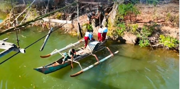 TNI Hadir Dihari Pertama Sekolah Menyeberangkan Mereka Dengan Perahu Menanti  Jembatan Gantung Selesai
