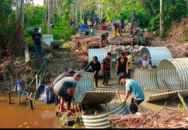Genjot Konektivitas, TNI dan Warga HST Bahu-Membahu Bangun 4 Jembatan Baru