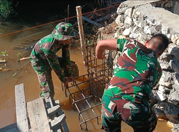 TNI dan Warga Gotong Royong Lanjutkan Pengecoran Abutmen Empat Jembatan