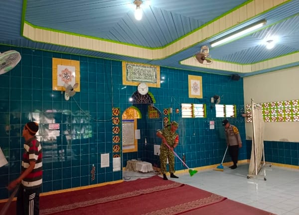 Jumat Bersih Rutin Dilakukan Seluruh Babinsa Untuk Bersihkan Lingkungan Dukung Program Indonesia Asri