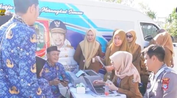 Dorong PAD, Samsat Rantau Apresiasi ASN Taat Pajak dengan Paket Sembako