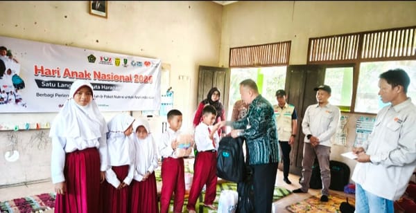 Peringati Hari Anak Nasional, Rumah Zakat Salurkan Paket Sekolah & Nutrisi untuk Siswa Pinggiran