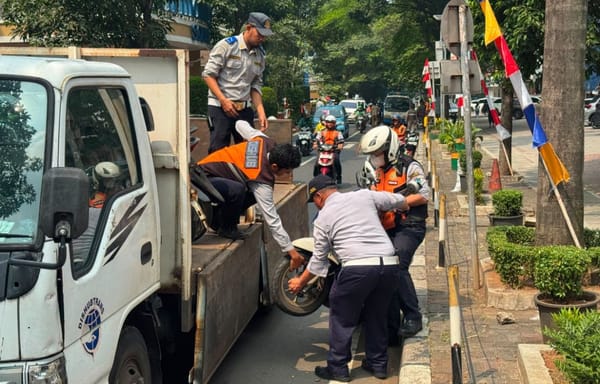 Sudinhub Jakarta Selatan Tertibkan Parkir Liar di Jalan Darmawangsa, 14 Sepeda Motor Diangkut