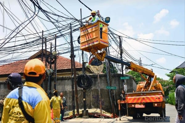 Pasukan Kuning Bergerak Cepat Amankan Kabel Menjuntai di Jakarta Selatan