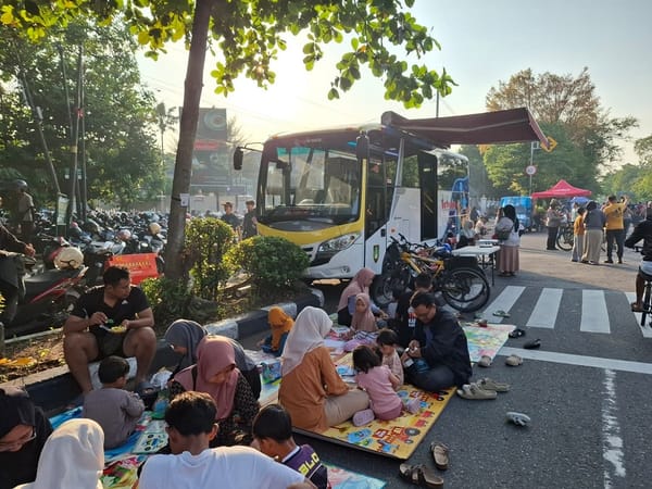 Di Tengah Ramainya CFD Solo, Bis Pintar Hadir Mengajak Warga Kembali Gemar Membaca