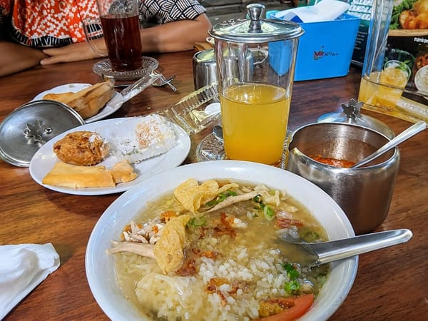 Semangkuk Soto, Sepotong Kenangan: Kuliner Sederhana yang Tetap Menghangatkan Hati Warga Solo