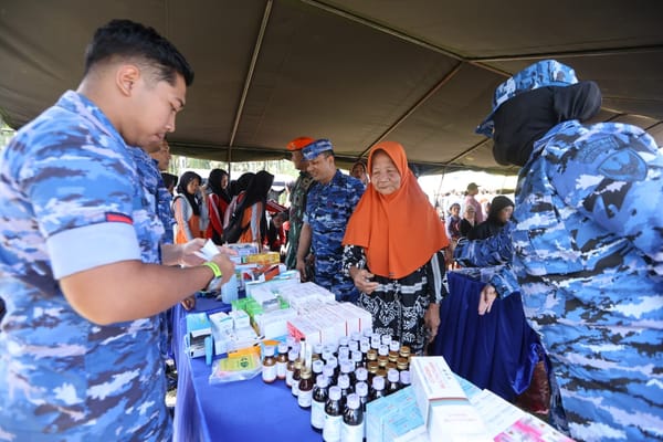 TNI AU Gelar Pemeriksaan Kesehatan Gratis dan Bagikan Sembako di Banyuwangi