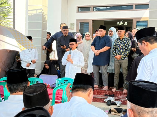 Mantan Gubernur Riau H. Rusli Zainal Lepas Keberangkatan Jenazah Kadis Kominfoss Kuansing H. Doni Aprialdi