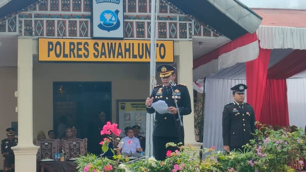 Polres Sawahlunto Gelar Upacara Hari Bhayangkara ke-80, Kapolres AKBP Simon Yana Bacakan Amanat Presiden Prabowo