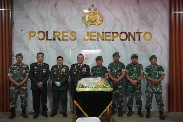 Bawa Tumpeng ke Mapolres,Dandim 1425 Jeneponto Hadirkan Kejutan Bermakna di Hari Bhayangkara ke-80