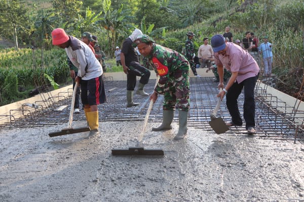 Atasi Keterisoliran, Kodim 1425/Jeneponto Cor Jembatan Sungai Mataparallu