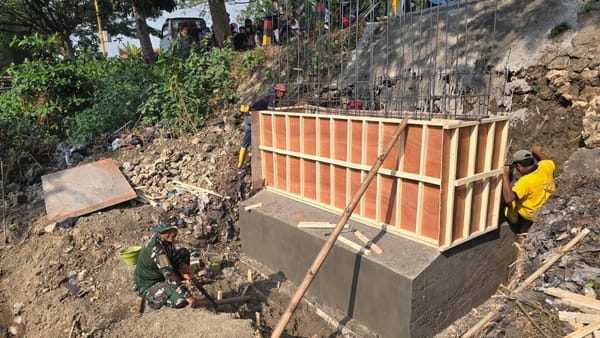Bangun Jembatan Akses SMPN 1 Kamal, TNI AD Percepat Pengecoran Pondasi