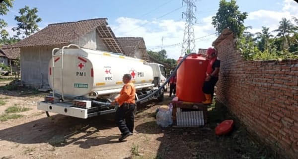 Tim Reaksi Cepat BPBD Jember Distribusi Air Bersih Keempat Kalinya