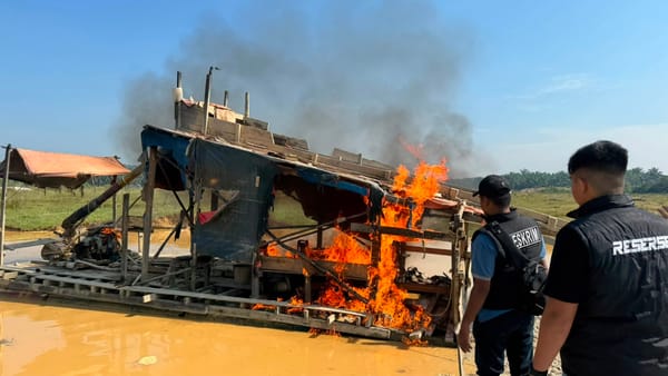 Polisi Musnahkan Tiga Rakit PETI di Sungai Amuik Kuansing, Pelaku Keburu Kabur