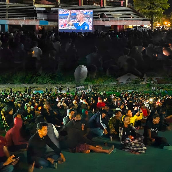 Ribuan Pasang Mata Tertuju ke satu layar, Kodim 1425/Jeneponto Hadir Bersama Nasyarakat