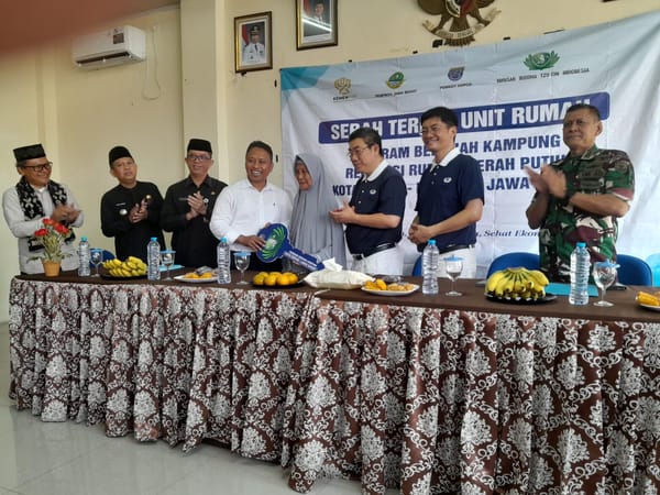 Pemkot Depok dan Yayasan Buddha Tzu Chi Serahkan Kunci kepada Penerima Manfaat Renovasi Rumah