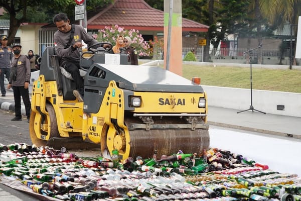 Lumajang Musnahkan 3 ribu Miras Hasil Sitaan Pelanggaran Perda
