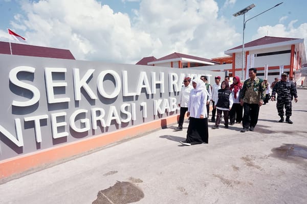 Gubernur Terpukau Suara Siswi Bawakan Lagu Osing Saat Kunjungi Sekolah Rakyat Banyuwangi