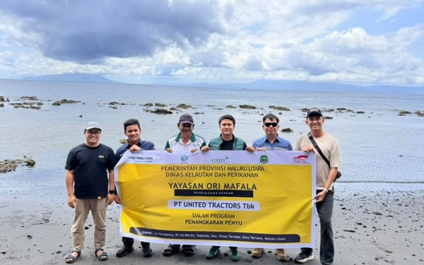 United Tractors Bersama dengan Yayasan Ori Ma Fala Lepasliarkan Tukik Penyu di Ternate