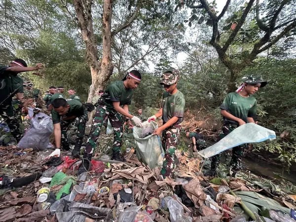 Merdeka dari Sampah: Sinergi Kodim Depok dan Pemkot Bersihkan Kali Baru Timur Jelang HUT RI