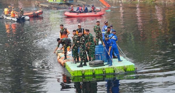 Sambut HUT Ke-81 Kemerdekaan RI, Pangdam Jaya Dan Polda Metro, Pimpin Karya Bakti Bersihkan Kali Angke