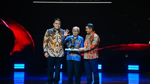Wamenkomdigi Angga Raka Prabowo Apresiasi Mbah Guru Matematika Usia 79 Tahun