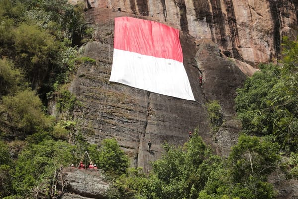 HUT RI ke-81, Sang Saka Merah Putih "Berkibar" di Tebing Lembah Harau