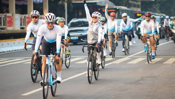 Pemred, Atlet Nasional, hingga Pegawai Komdigi Gowes Bareng Rayakan HUT ke-81 RI