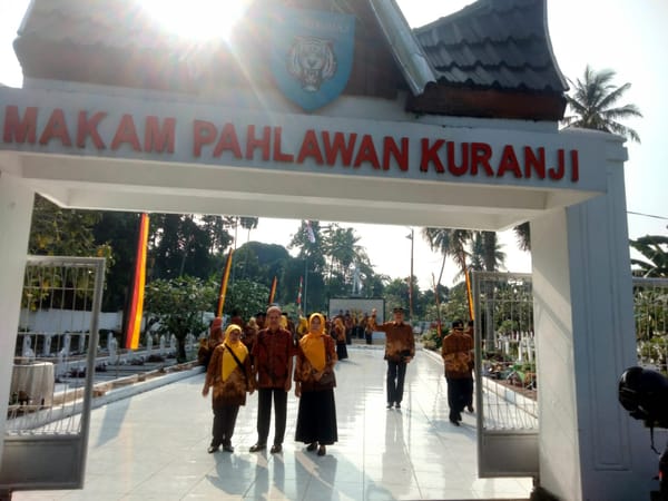 Peringati HUT ke-64, PWRI Kota Padang Ziarah ke TMP Kuranji