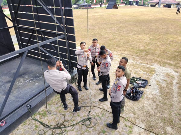 Tingkatkan Kesiapsiagaan Tanggap Bencana, Brimob Polda Maluku Gelar Latihan SAR untuk Perkuat Respons Kemanusiaan