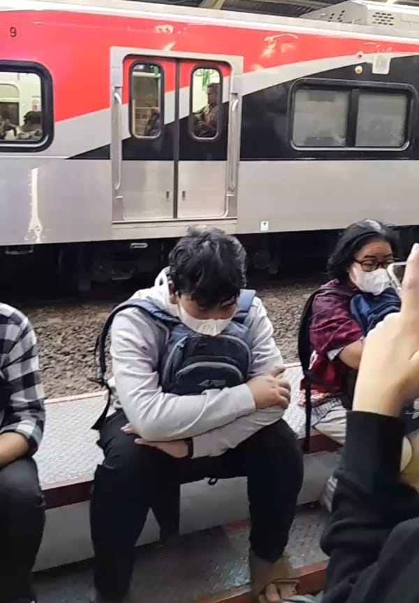 "Lelah di Stasiun, Cerita Warga Gagal Pulang Cepat karena Jalur KRL Terganggu"