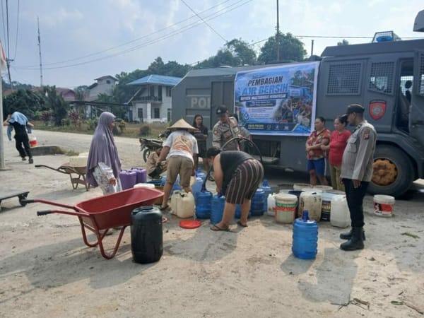 Kemarau Panjang, 276 Warga Perbatasan Kapuas Hulu Krisis Air Bersih, Polri Turun dengan AWC
