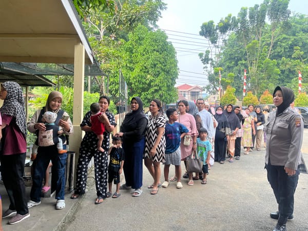 Di Balik Seragam Cokelat Ada Tangan yang Berbagi