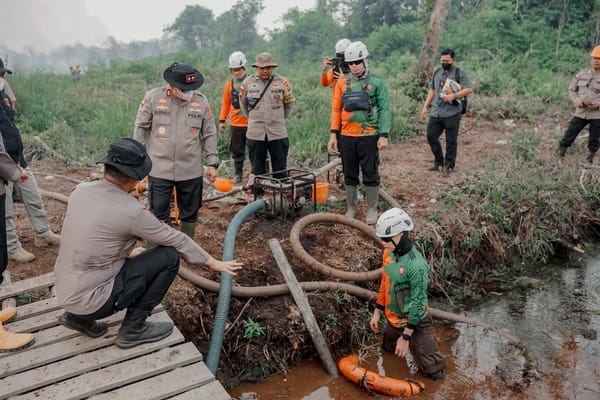 20 Hektare Lahan Gambut di Limbung Terbakar, Kapolda Kalbar Turun Langsung Padamkan Bara
