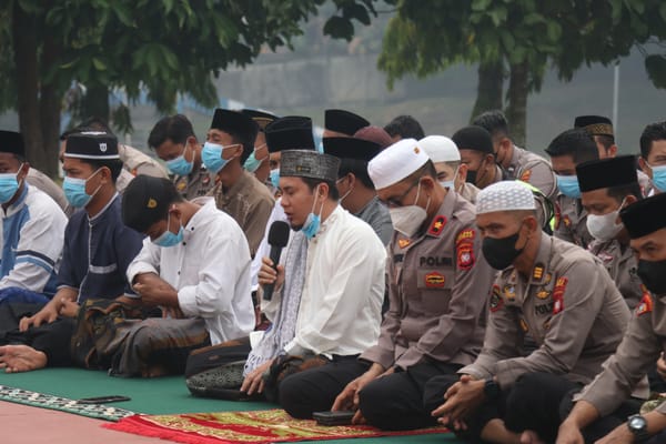 Di Bawah Langit yang Tak Kunjung Menurunkan Hujan