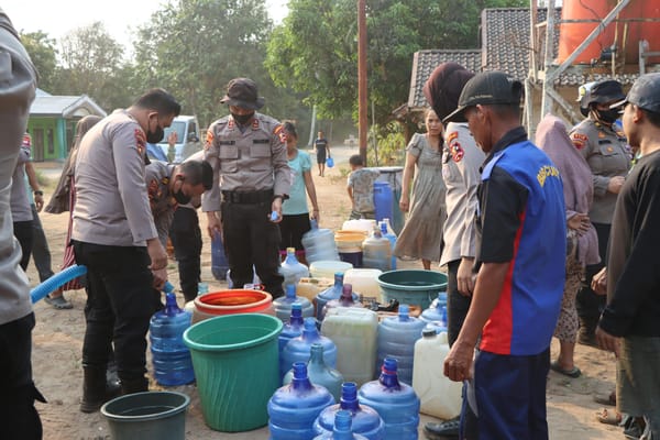 8.000 Liter Air Bersih disalurkan untuk Warga Desa Sukamaju Ketapang