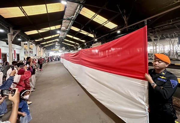 Bendera Merah Putih 25 Meter Terbentang di Stasiun Tugu Yogyakarta Saat Detik-Detik Proklamasi
