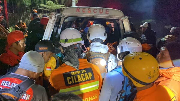 Kurang dari 24 Jam, Pendaki 16 Tahun yang Jatuh ke Kawah Gunung Slamet Berhasil Dievakuasi