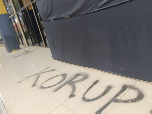Vandalisme Penuhi Gedung Rektorat Unsoed, Kampus Bergerak Cepat Tutup Coretan