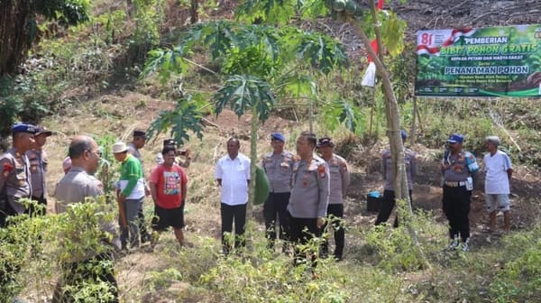 Bantu Petani, Polresta Sorong Kota Serahkan 100 Bibit Pohon Siap Tanam