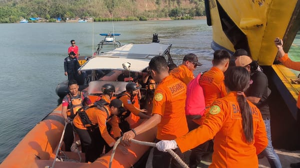 Evakuasi Jenazah di Pelabuhan Lembar, SAR: Bukan Korban Insiden Kapal Terbakar Selat Lombok