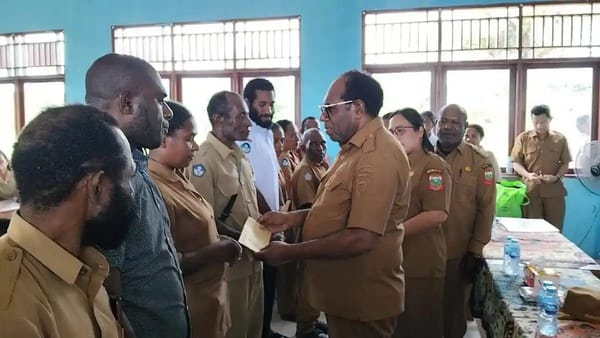 Pemkab Keerom Salurkan Insentif Tambahan Bagi Para Guru di Wilayah 3T